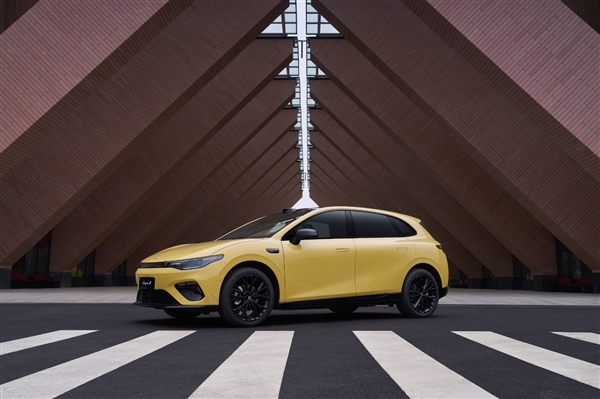 新势力纯电“高尔夫” 零跑Lafa5内饰官图发布：战斗感极强