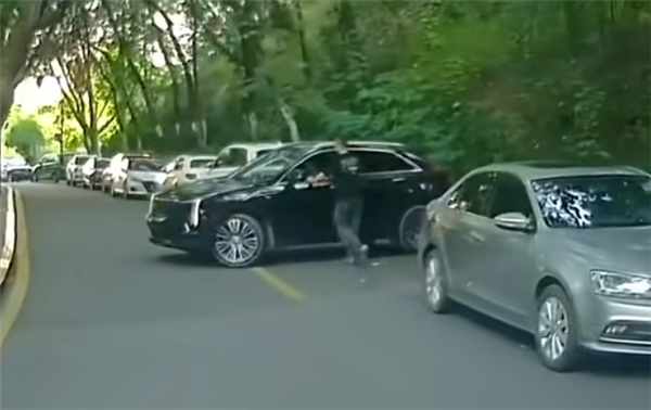 女子油门当刹车猛踩 没上牌的凯迪拉克XT4骑到星越L头上