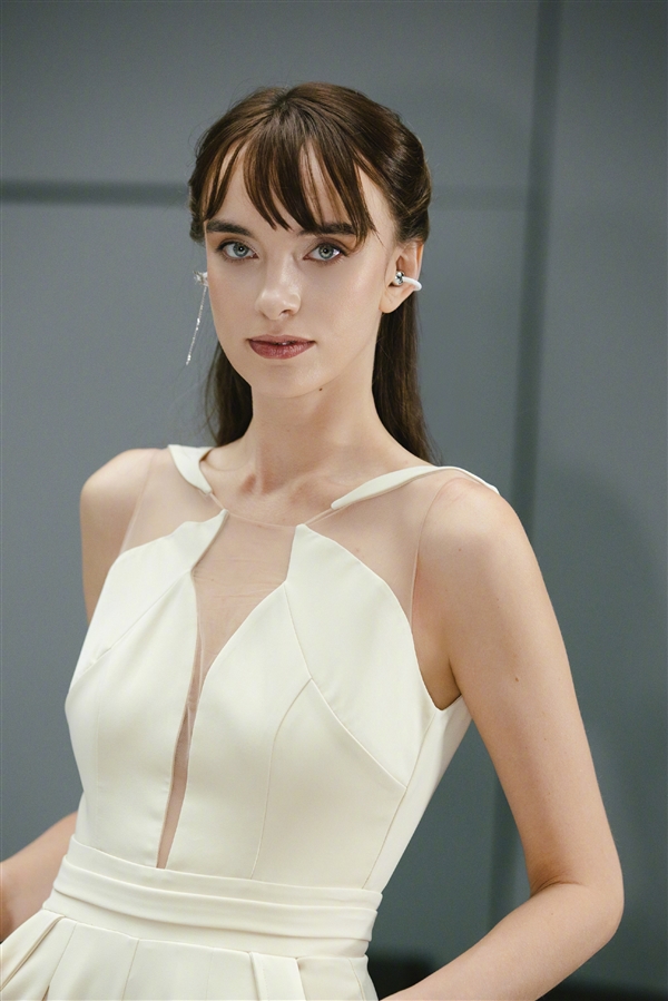 华为FreeClip 2耳夹耳机亮相巴黎时装周：模特美艳动人