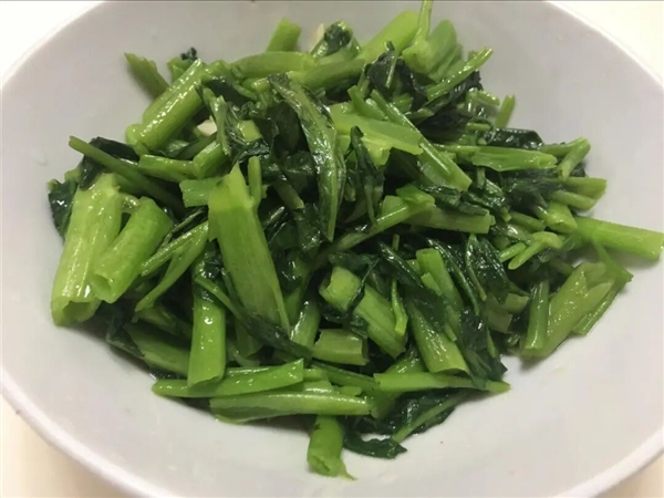 浙江一居民楼出现空心菜“瀑布” 从5楼挂到1楼