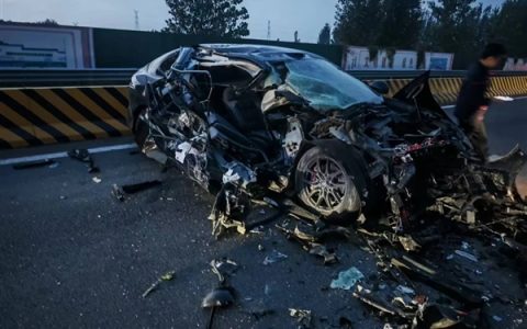 智己LS6撞上大货车当场报废 车主仅受1毫米擦伤