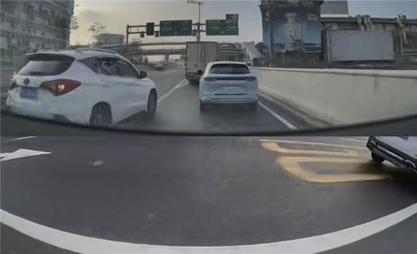 网友自曝每年撞车十几次 都是对方全责