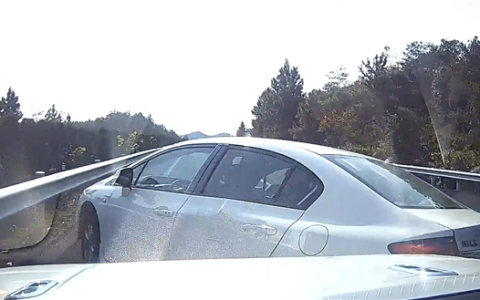 男子高速上强行变道翻车反诬他人：我要是撒谎就天打雷劈！