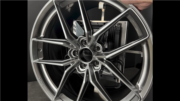 RTX 5080整机塞进保时捷911轮毂！通过钥匙开机重启