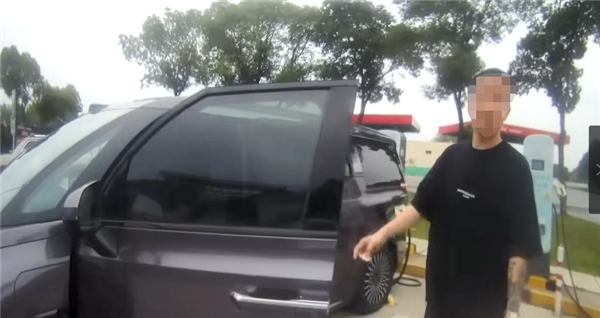 男子高速上开到仅剩1%电量 倒车去服务区充电 12分没了