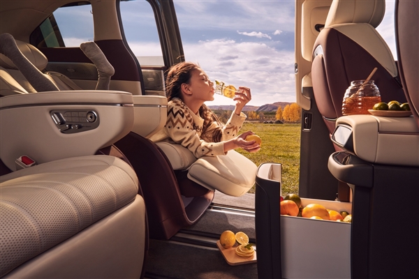 配60升大油箱 小鹏X9增程版内饰公开：全车用4.2米进口真木