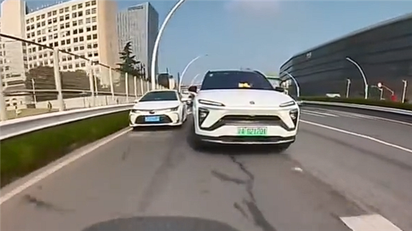 早高峰女司机强势插队 果然撞了