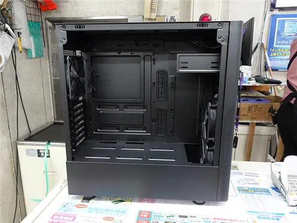 为守旧日本人设计：酷冷至尊推出带光驱位机箱 要价超1100元