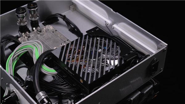 RTX 5080整机塞进保时捷911轮毂！通过钥匙开机重启