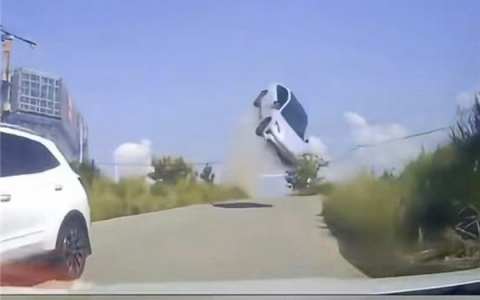 画面堪比特效！景德镇一电车下坡时突然起飞：所幸车内人员无碍