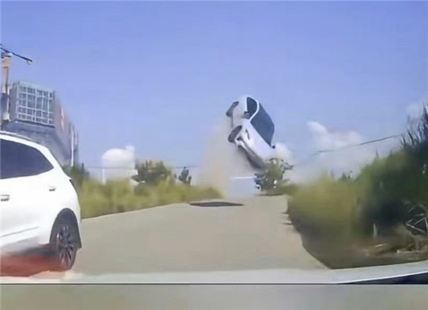 画面堪比特效！景德镇一电车下坡时突然起飞：所幸车内人员无碍