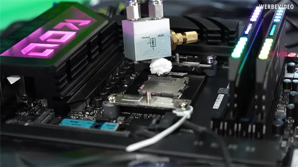 大神玩家动手：9800X3D用上超算的喷雾冷却！可惜不是太完美