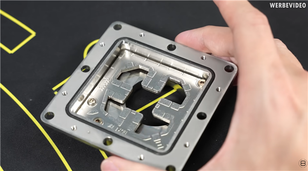 大神玩家动手：9800X3D用上超算的喷雾冷却！可惜不是太完美