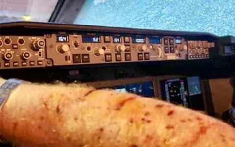 美国客机万米高空挡风玻璃破裂 飞行员受伤！竟是气球惹祸