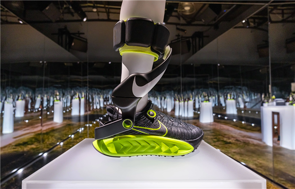 耐克推出“全球首款动力鞋系统” 走路时额外提供30%推力