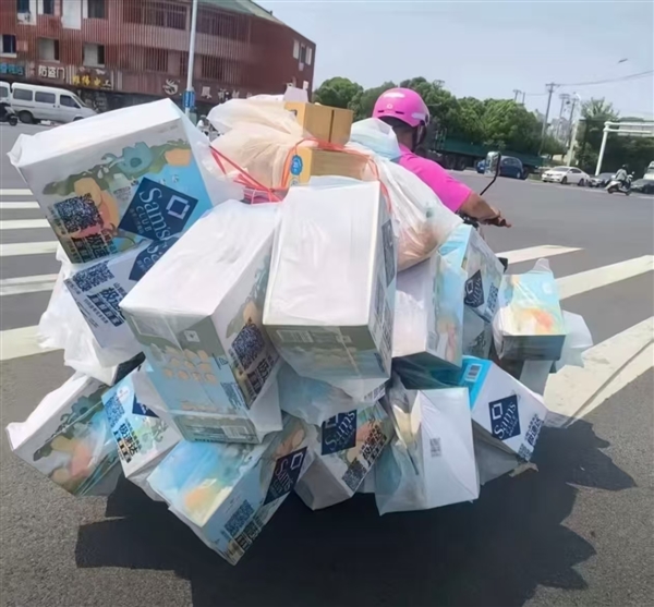 配送员电动车严重超载 被大包裹“堆成小山” 山姆回应：需咨询第三方物流平台