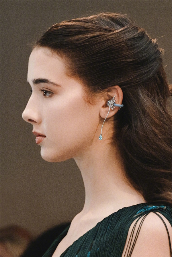 华为FreeClip 2耳夹耳机亮相巴黎时装周：模特美艳动人