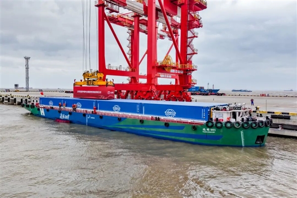 吉利联合打造！全球首艘醇氢电动集散两用船“远醇001”号首航
