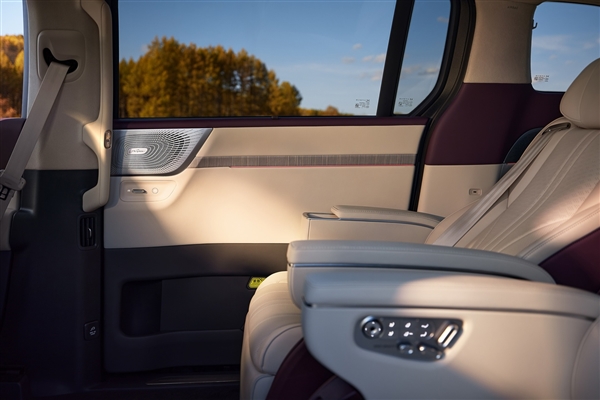 配60升大油箱 小鹏X9增程版内饰公开：全车用4.2米进口真木