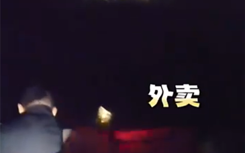 骑手为抄近路误跳大明湖：被救时手里仍拿着一份外卖