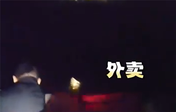 骑手为抄近路误跳大明湖：被救时手里仍拿着一份外卖