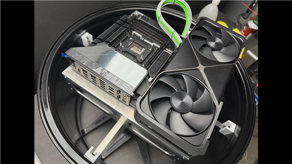 RTX 5080整机塞进保时捷911轮毂！通过钥匙开机重启