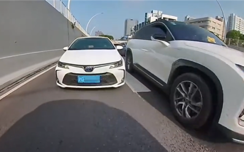 早高峰女司机强势插队 果然撞了