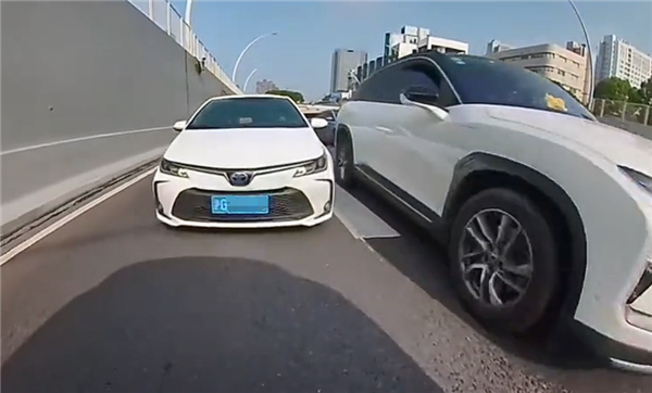 早高峰女司机强势插队 果然撞了