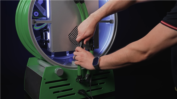 RTX 5080整机塞进保时捷911轮毂！通过钥匙开机重启