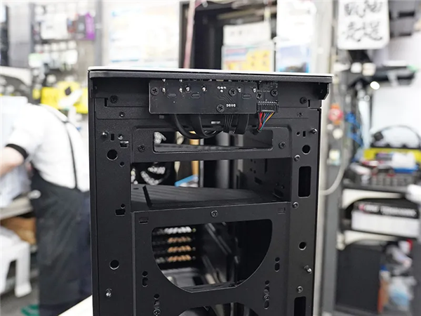 为守旧日本人设计：酷冷至尊推出带光驱位机箱 要价超1100元