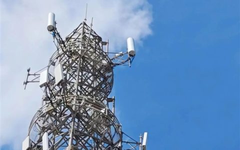 华为AI基站硬扛麦德姆台风：外观无损毁 仅天线被吹偏 20分钟远程恢复