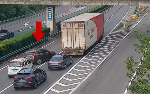 高速快车道停车三分钟逼停大量车 女子：导航延迟致脑子空白