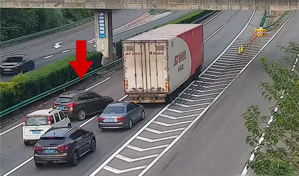 高速快车道停车三分钟逼停大量车 女子：导航延迟致脑子空白