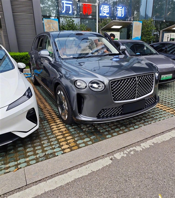 不是老头乐 国内造车新势力新车出街：几乎1:1复刻宾利添越！