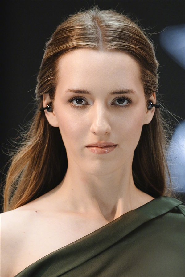 华为FreeClip 2耳夹耳机亮相巴黎时装周：模特美艳动人