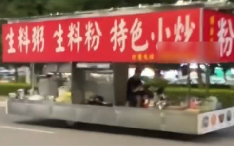 广西街头现5米长摆摊餐车！交警称已扣车 这类车不允许上路