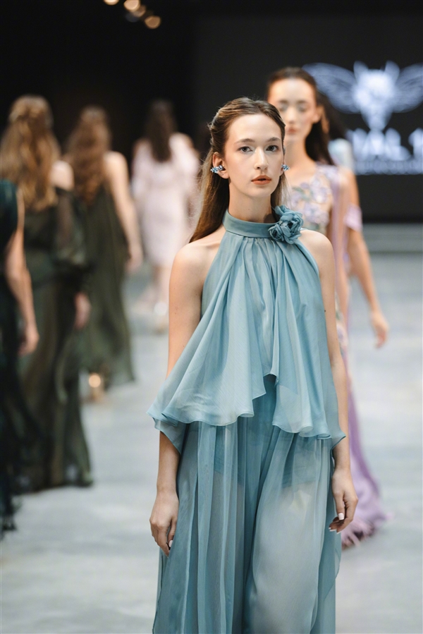 华为FreeClip 2耳夹耳机亮相巴黎时装周：模特美艳动人