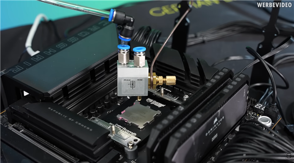 大神玩家动手：9800X3D用上超算的喷雾冷却！可惜不是太完美