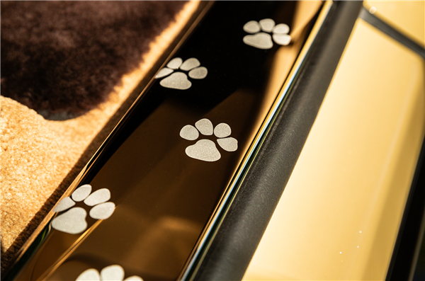 狗都有劳斯莱斯了！一客户为爱犬定制特别版闪灵：真开眼