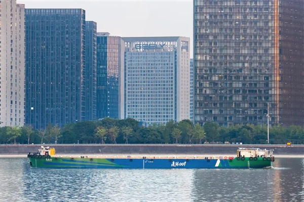 吉利联合打造！全球首艘醇氢电动集散两用船“远醇001”号首航