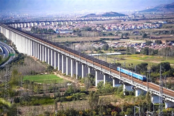 8倍于复兴号标准动车组！超长火车震撼再现：到底有多少节车厢