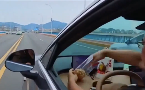 双手脱离方向盘大吃大喝 男子买新车晒智驾被交警找上门