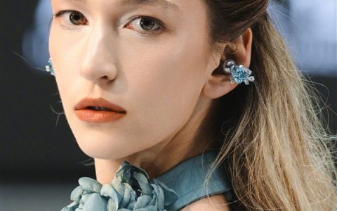 华为FreeClip 2耳夹耳机亮相巴黎时装周：模特美艳动人