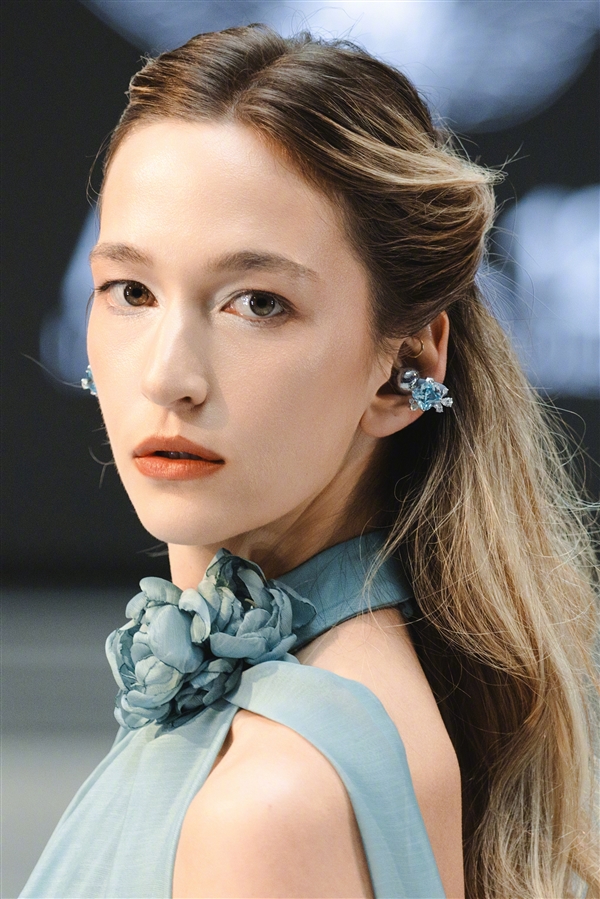 华为FreeClip 2耳夹耳机亮相巴黎时装周：模特美艳动人