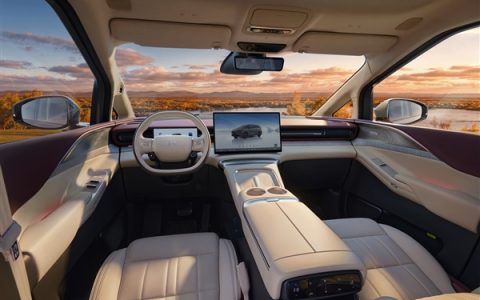 配60升大油箱 小鹏X9增程版内饰公开：全车用4.2米进口真木