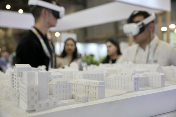 访客在Tomorrow.Building World Congress现场体验新技术