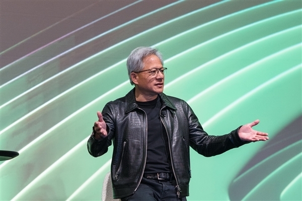 特朗普10万美元H-1B签证费用引争议！黄仁勋直言：我家当年根本掏不出