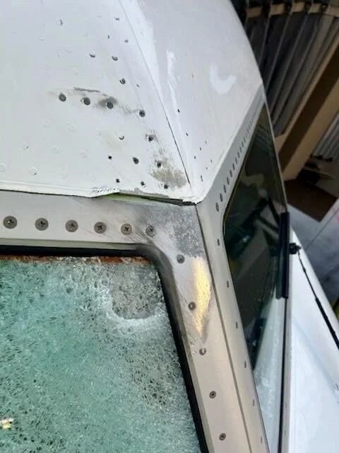 史上第一次！飞机被天外来客砸中 无奈迫降