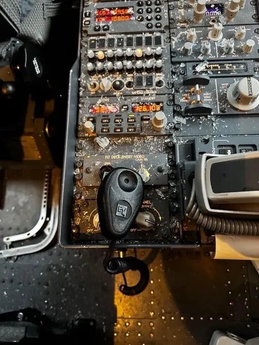 美国客机万米高空挡风玻璃破裂 飞行员受伤！竟是气球惹祸