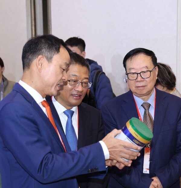 菲仕兰中国高级副总裁杨国超(左一)向协会领导介绍美素佳儿产品 菲仕兰中国高级副总裁杨国超(左一)向协会领导介绍美素佳儿产品